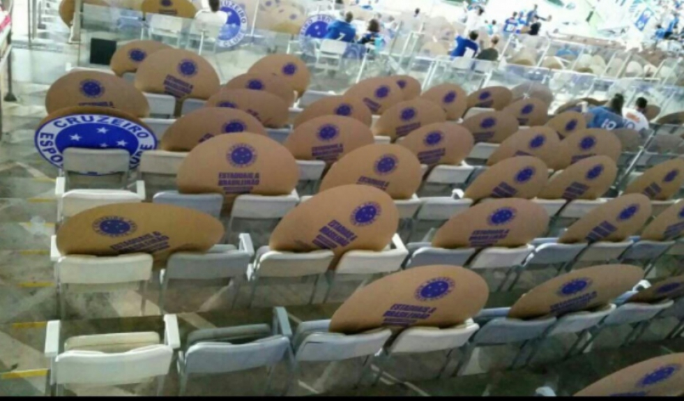 'La Torcida de Papel': Cruzeiro virou piada após papelão substituir torcedores no Mineirão