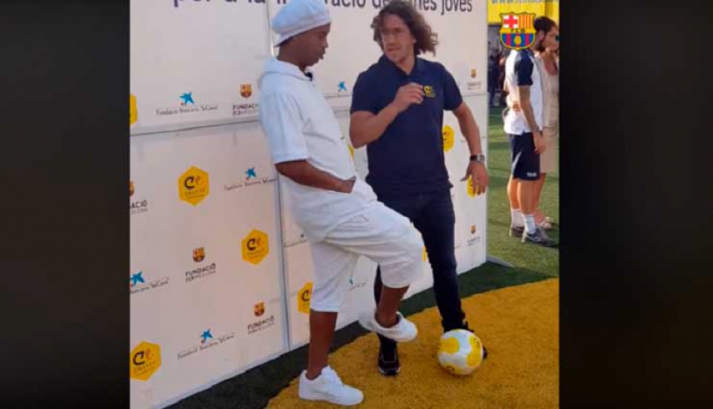 Em evento da Fundação Barcelona, Ronaldinho tentou dar uma caneta em Carles Puyol, mas ex-zagueiro fez jogo duro