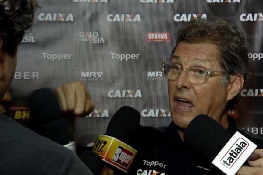 Oswaldo de Oliveira se exaltou com um repórter durante entrevista coletiva: 'C... é você, babaca'