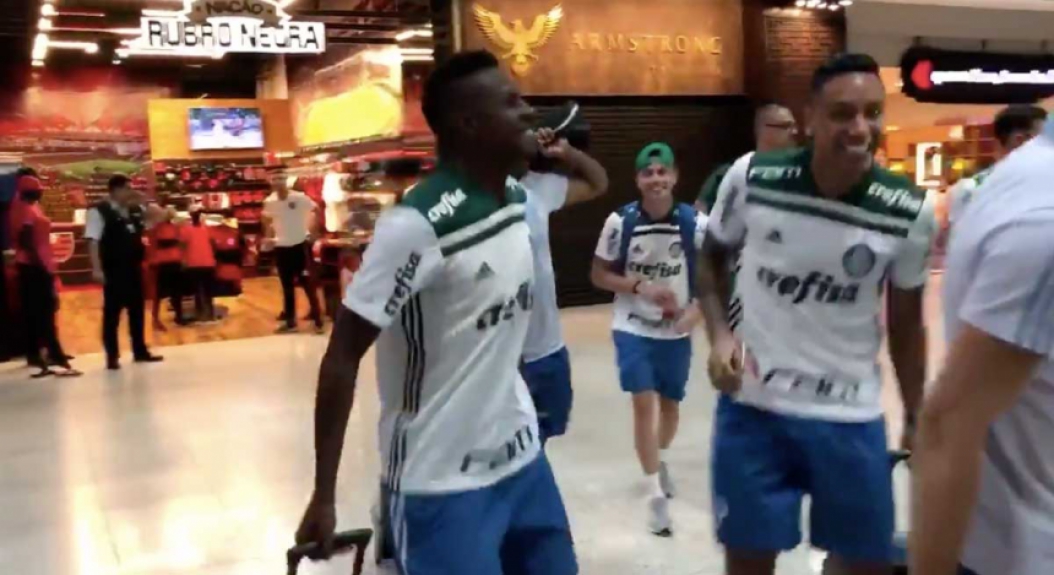 Jogadores do Palmeiras comemoraram o título brasileiro em frente a loja do Flamengo no aeroporto