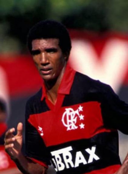 Nilson - atacante dos anos 80 e 90 - com a camisa do Flamengo