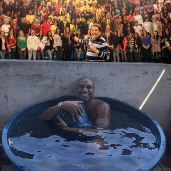 Memes brincam com foto de Adriano Imperador em 'piscininha'
