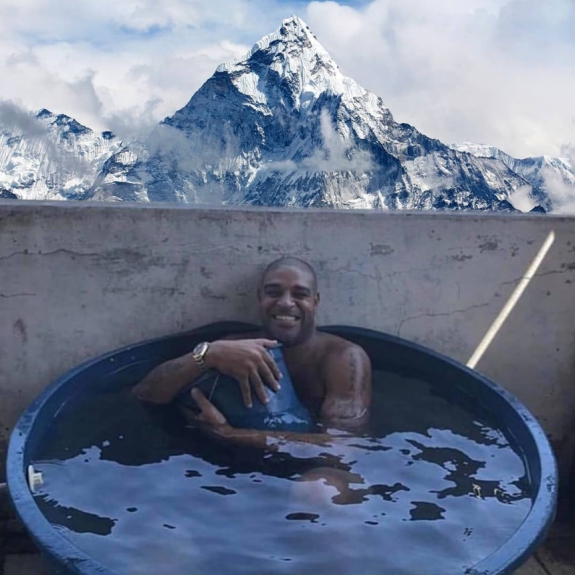 Memes brincam com foto de Adriano Imperador em 'piscininha'