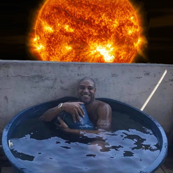 Memes brincam com foto de Adriano Imperador em 'piscininha'