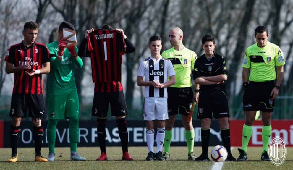 Milan e Juventus sub-19 homenageiam o Flamengo
