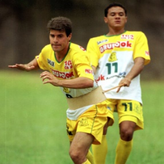 Túlio Maravilha com a camisa do Brasiliense