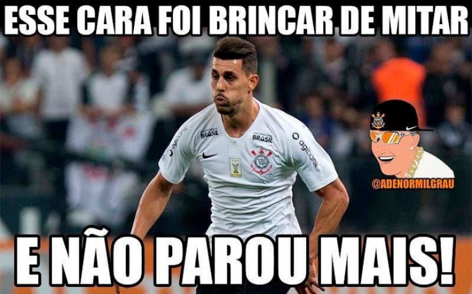 Danilo Avelar ganha memes de torcedores do Corinthians
