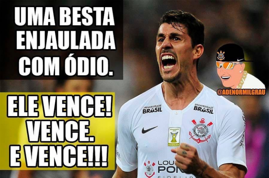 Danilo Avelar ganha memes de torcedores do Corinthians