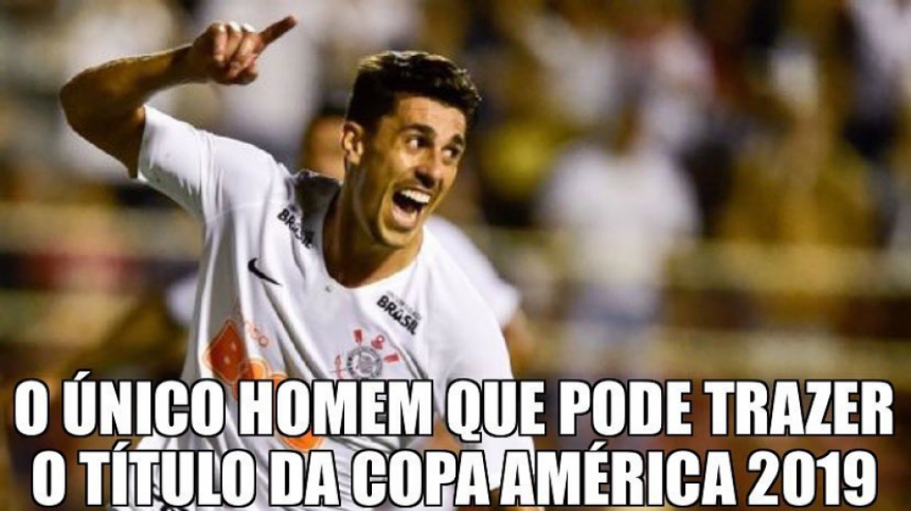 Danilo Avelar ganha memes de torcedores do Corinthians