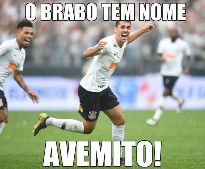 Danilo Avelar ganha memes de torcedores do Corinthians