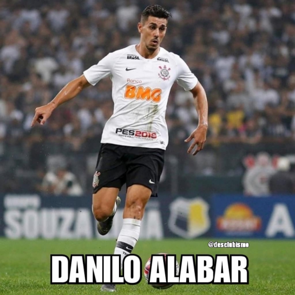 Danilo Avelar ganha memes de torcedores do Corinthians