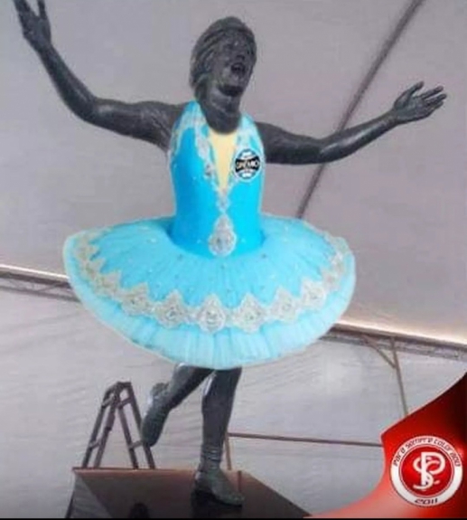 Estátua de Renato Gaúcho rende memes