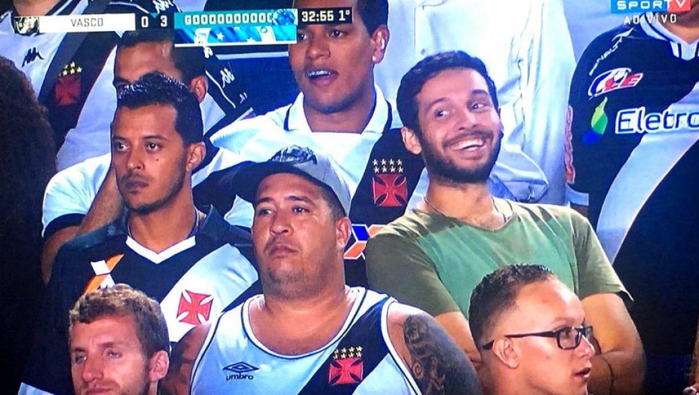 02/05/2018 - Torcedor rindo ao ver o Vasco levar o terceiro gol do Cruzeiro dentro de São Januário