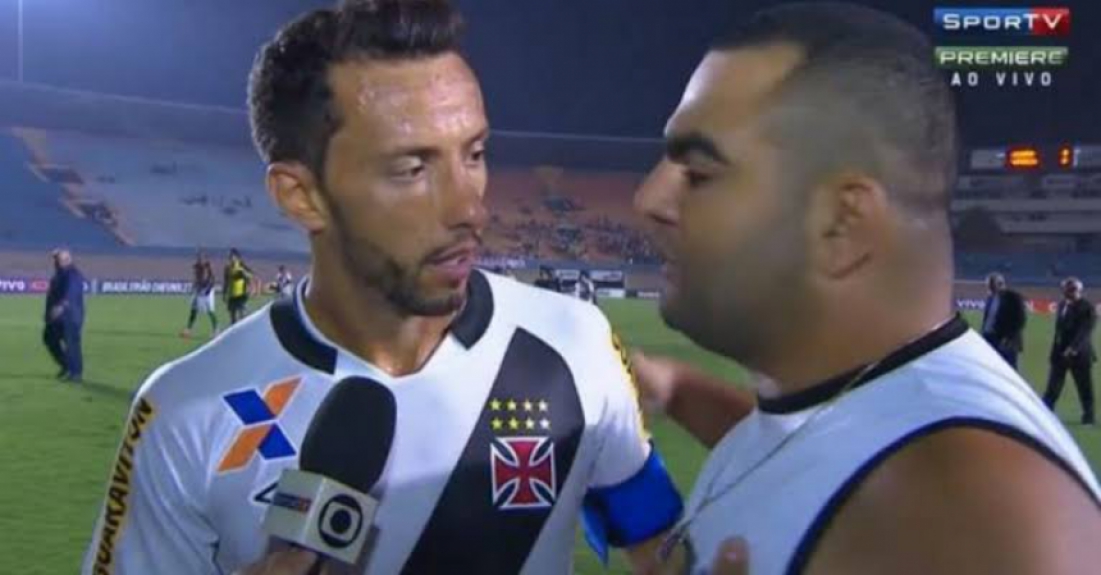 22/08/2015 - Torcedor invade gramado e cobra o meia Nenê na entrevista após derrota por 3 a 0 para o Goiás