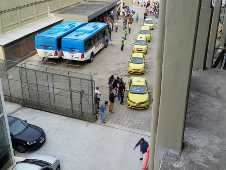 27/05/2017 - Ônibus do Vasco quebra e jogadores chegam a São Januário em comboio de táxi