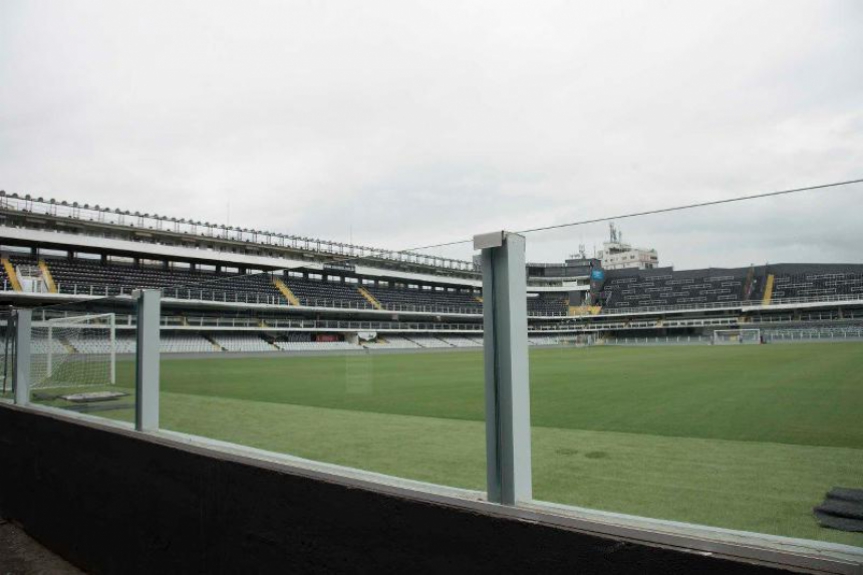 Os camarotes foram retirados atrás dos gols. No lugar deles, o clube montou uma arquibancada com vidros para separar a torcida do campo de jogo.