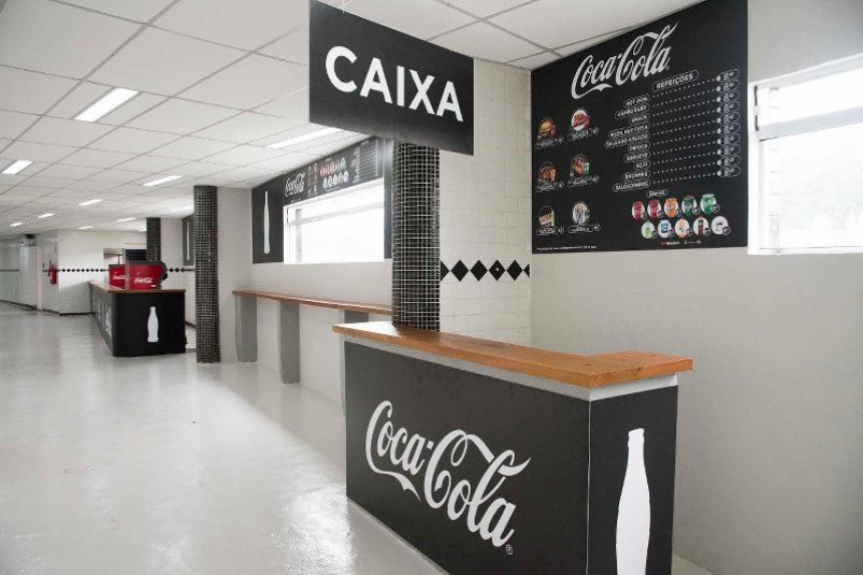 Quem visitar o quarto andar do estádio, verá uma parte interna totalmente reformada e com uma nova hamburgueria, que firmou parceria com o Santos para vender seus lanches na Vila Belmiro.