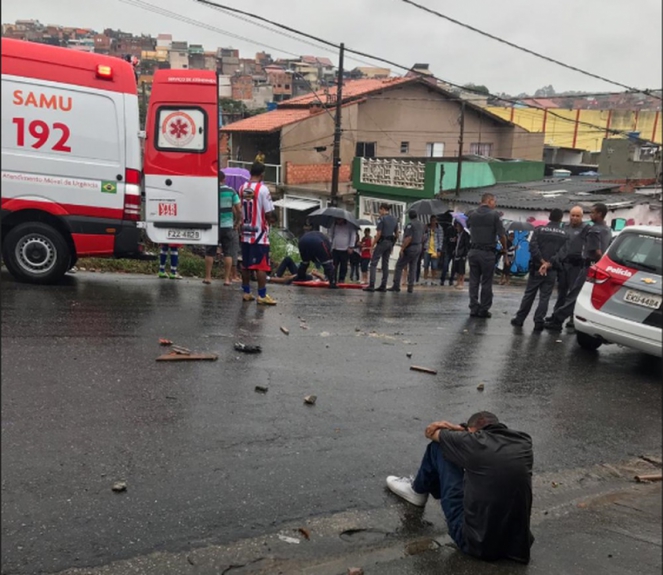 Ambulância faz resgate de feridos em local de briga de torcedores em Ferraz de Vasconcelos