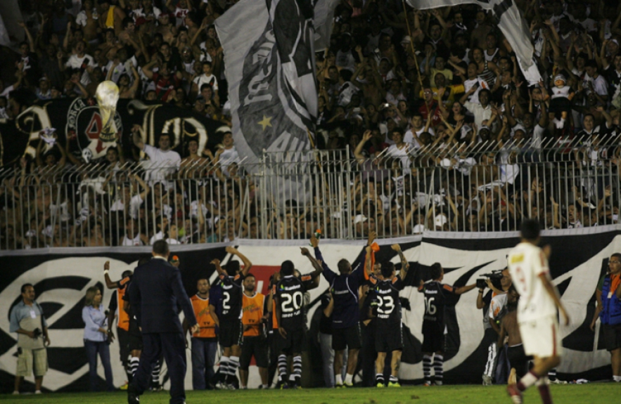 Vasco 5 x 2 Universitario do Peru - 2011