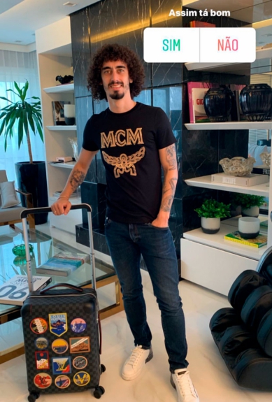 O próprio jogador entrou na brincadeira e postou em seus stories uma enquete se o outro traje estava aprovado