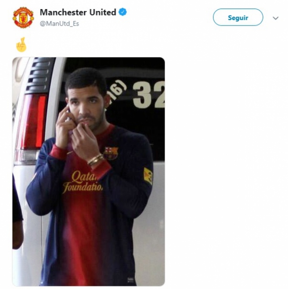 Em brincadeira no Twitter, o Manchester United até tentou zicar o Barcelona antes da partida de ontem e postou foto de Drake com a camisa do Barcelona