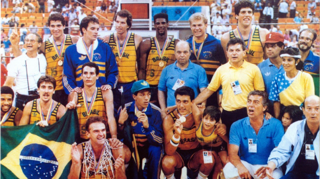 Seleção Brasileira masculina comemora a vitória sobre os EUA no Pan de 1987 (Arquivo CBB) I