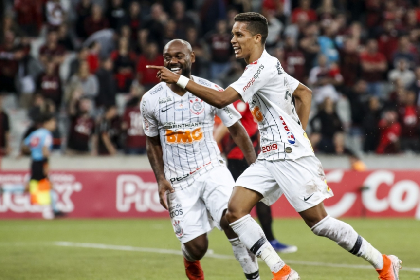 Athletico-PR x Corinthians - Vagner Love e Pedrinho