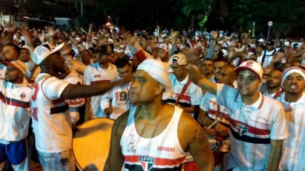 Após eliminação antes da fase de grupos da Libertadores, torcedores do São Paulo cantaram 'Boi do Piauí, agora eu quero ver pra sair do Morumbi' (14/02/19)