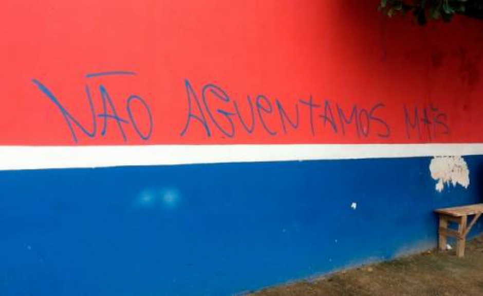 Torcedores do Bahia perdem a paciência com má fase e fazem pichação: 'Não aguentamos mais' (29/07/14)