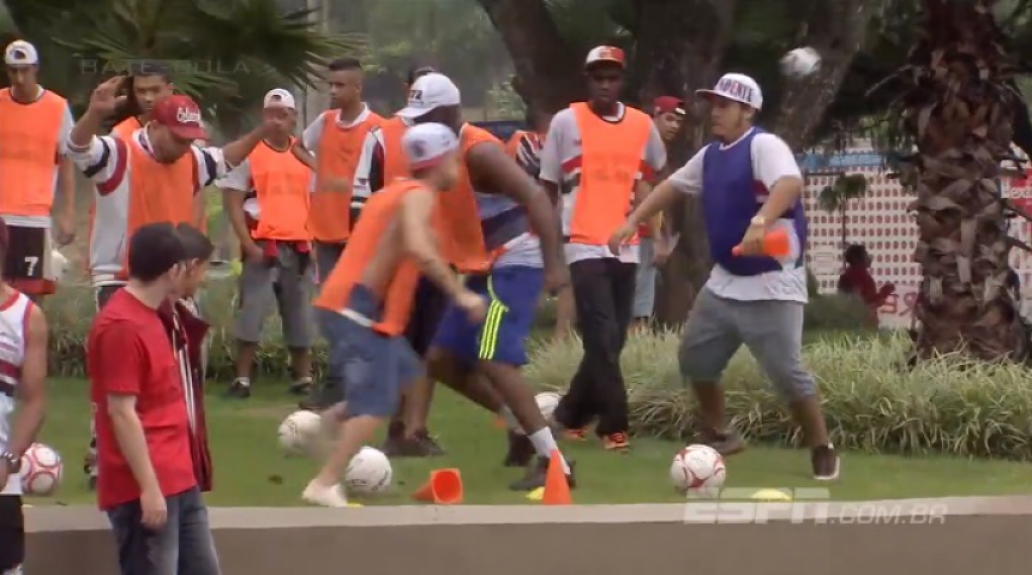 Torcedores colocaram coletes, simularam treino e pediram para serem escalados no time do São Paulo (29/03/15)