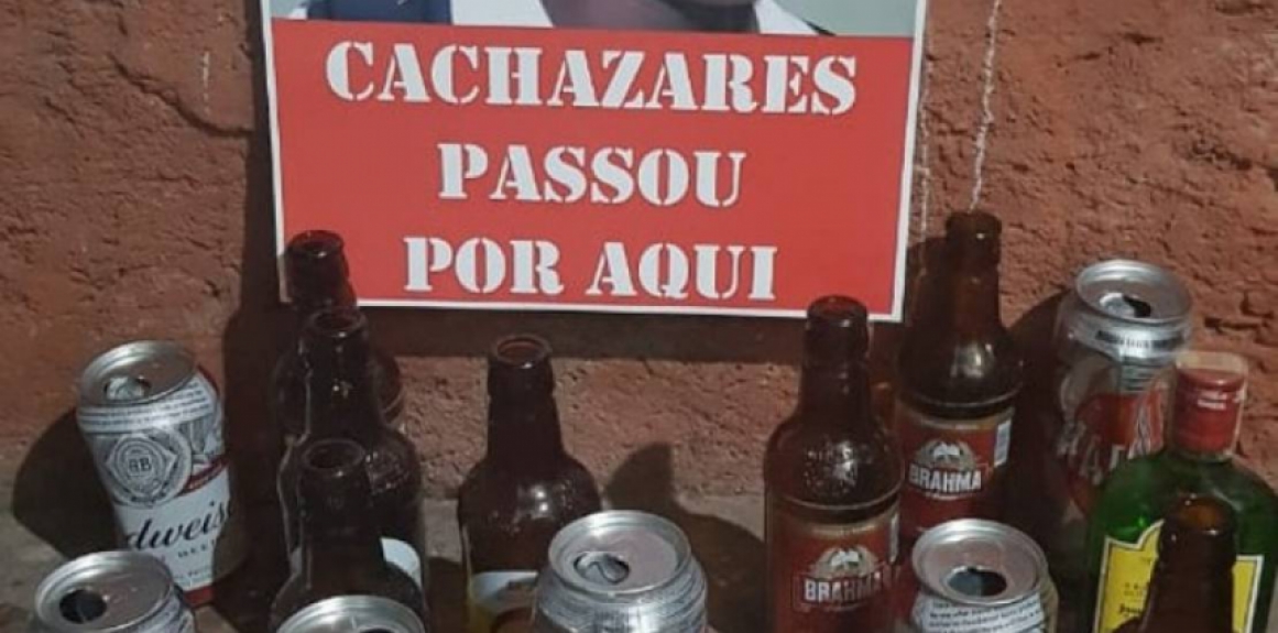 Torcedores do Atlético-MG fizeram cartazes com críticas a jogadores e dirigentes, além de jogarem pipocas na frente da sede do Galo (12/04/19)