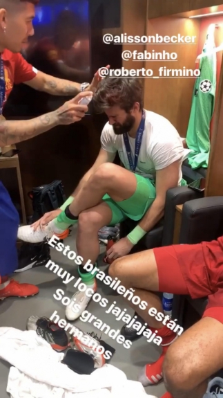 Comemoração Liverpool - Firmino e Alisson