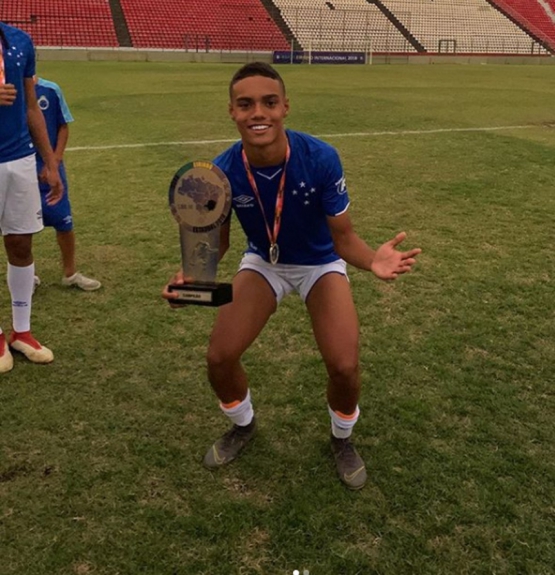 João ao lado do troféu fazendo mais uma vez o gesto do "6 a 1"