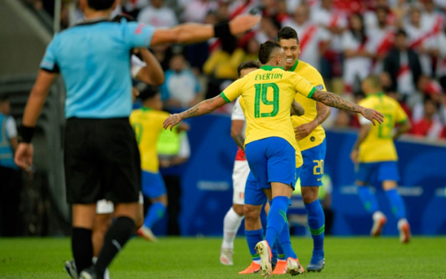 Brasil x Peru - Éverton