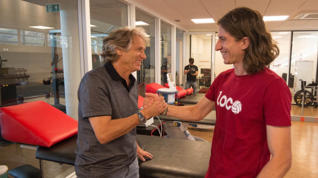 Filipe Luís faz avaliação no CT do Flamengo