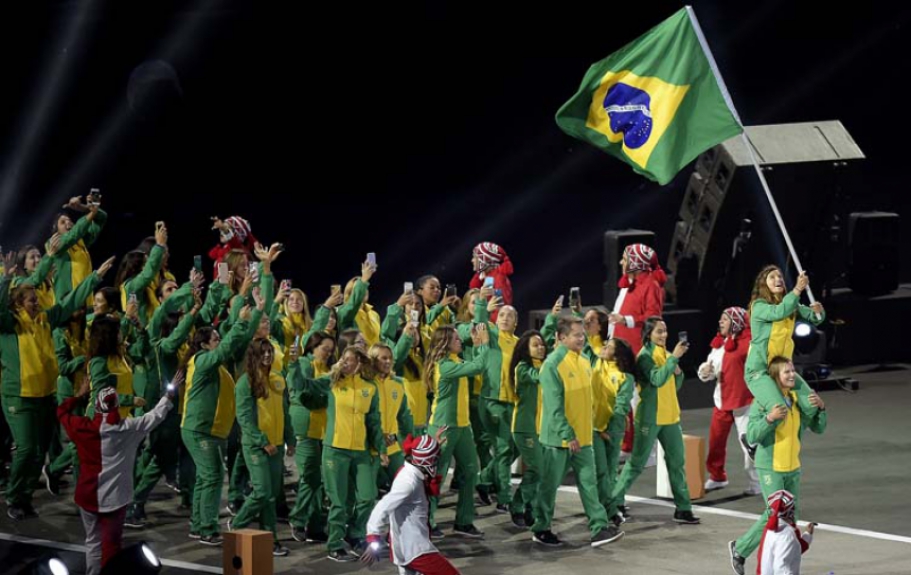 Martine Grael e Kahena Kunze (portas bandeira) durante o desfile da delegação brasileira