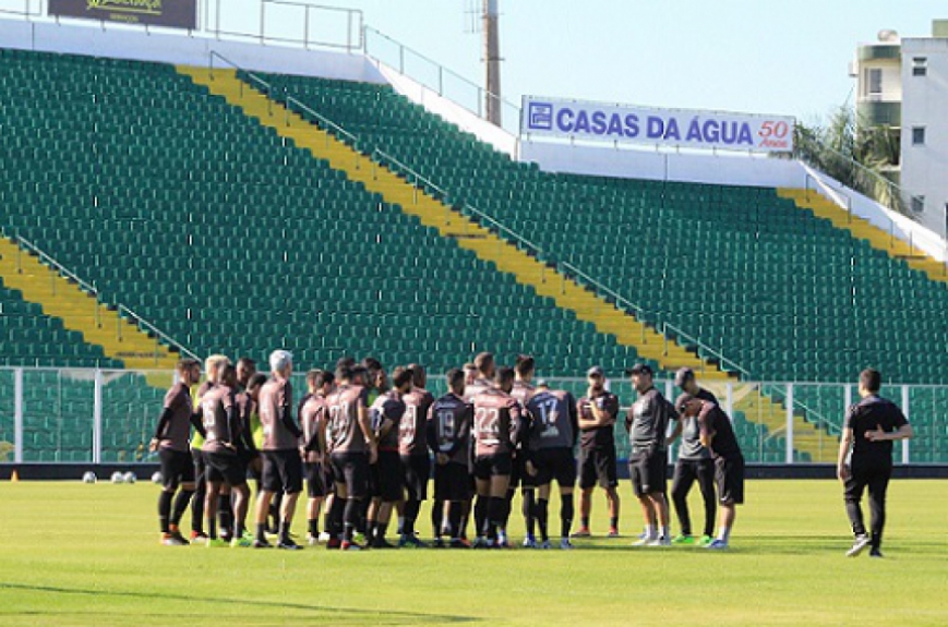 Elenco do Figueirense com Vinicius Eutrópio
