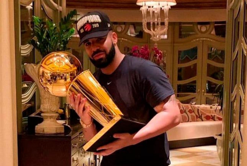 Drake e o troféu do Toronto Raptors