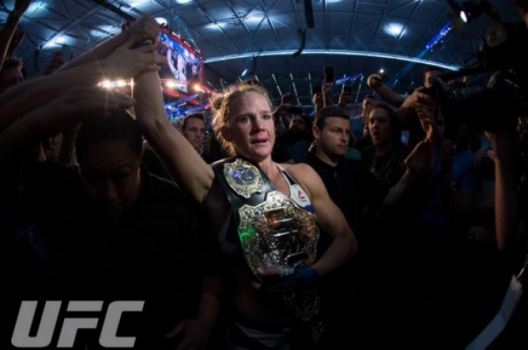 Holly Holm é a nova campeã do UFC (FOTO: Reprodução)
