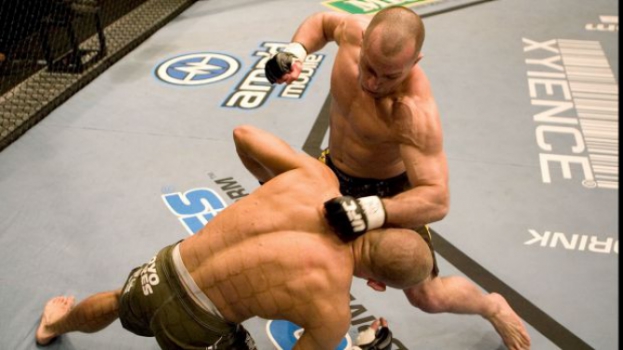 UFC 69: Matt Serra toma cinturão de Georges Saint Pierre (FOTO: Reprodução)