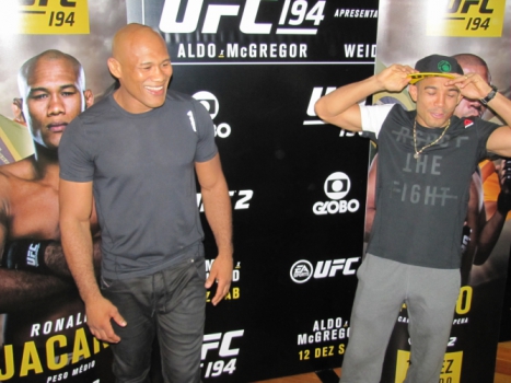 José Aldo e Ronaldo Jacaré em Media Day do UFC 194 (FOTO: Luis Fernando Coutinho)