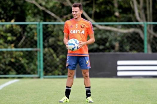 Flamengo acerta contratação de Renê, do Sport, por quatro anos