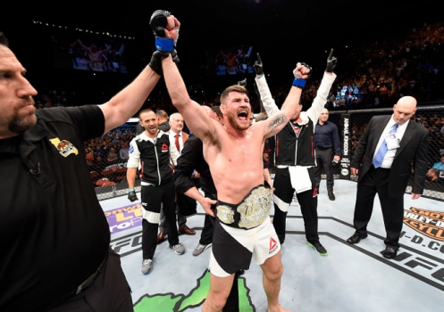 Bisping tem a mão erguida no UFC 199: novo campeão