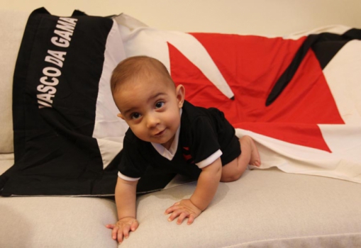 bebe com camisa do vasco