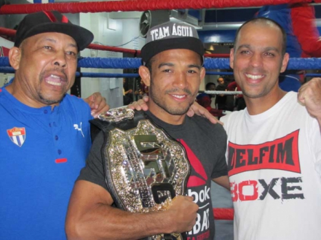 Boxe: José Aldo visita academia Delfim em dia de treino da seleção olímpica de Cuba