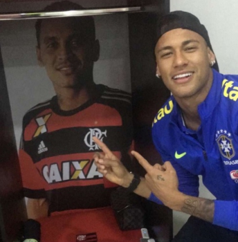 Flamengo recebe Seleção e dá camisas a Rafinha, Renato e Neymar