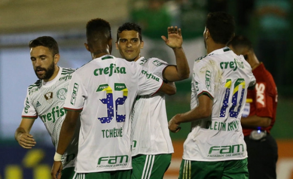 Jean é abraçado depois do gol contra a Chapecoense