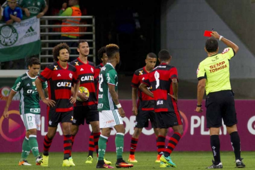 Relembre jogadores que foram expulsos em jogos decisivos