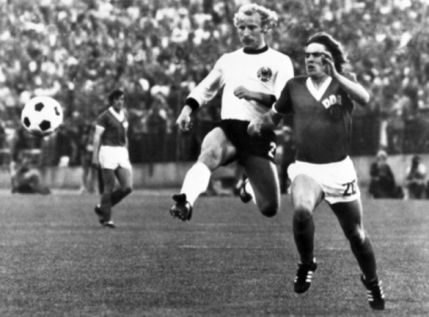 Berti Vogts (de branco) - Borussia Mönchengladbach - 1965 a 1979