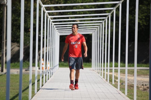 Com sombra de Vizeu, Damião precisa mostrar força em seu primeiro clássico pelo Flamengo
